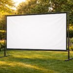 découvrez notre guide simple sur les écrans de projection pour jardin : choix des tailles, types de toile et méthodes de fixation pour une installation parfaite en extérieur.