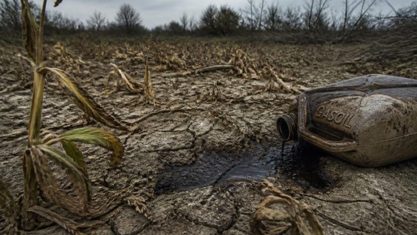 découvrez pourquoi désherber au gasoil est une pratique dangereuse pour l'environnement et la santé, et apprenez les alternatives écologiques à privilégier.